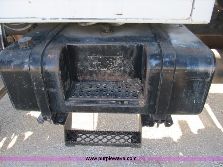 image for item B2796 1989 Ford F800 bucket truck