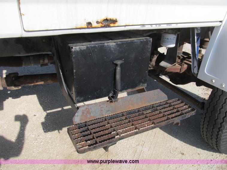 image for item B2796 1989 Ford F800 bucket truck