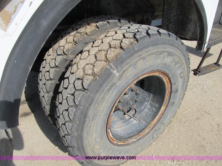 image for item B2796 1989 Ford F800 bucket truck