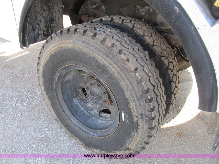 image for item B2796 1989 Ford F800 bucket truck