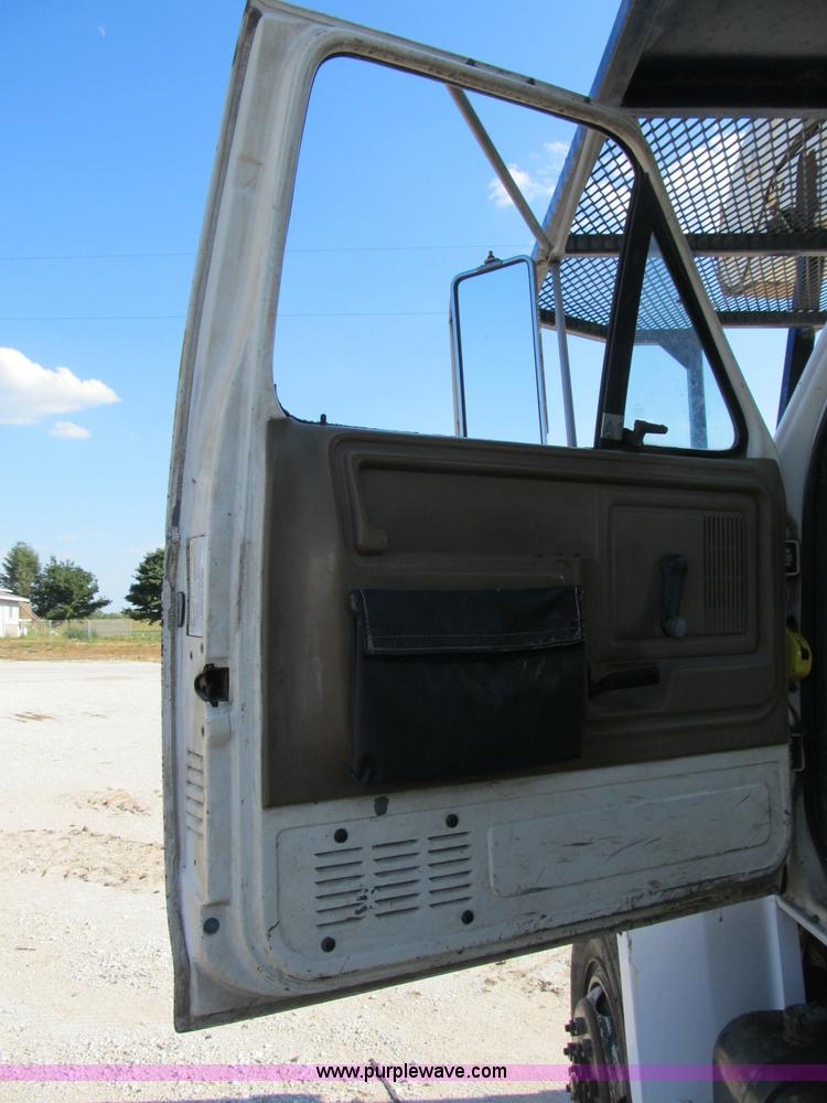 image for item B2796 1989 Ford F800 bucket truck