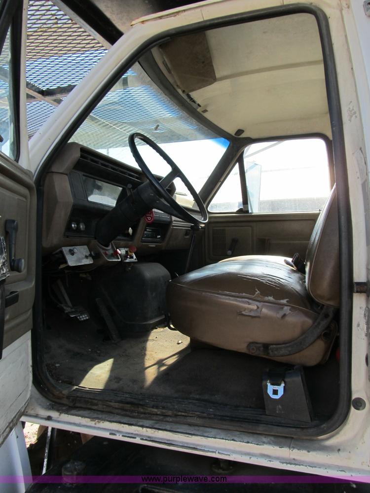 image for item B2796 1989 Ford F800 bucket truck