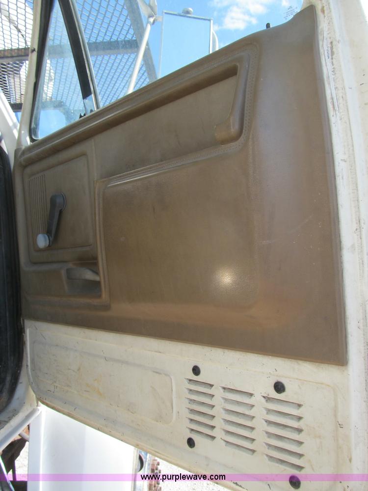 image for item B2796 1989 Ford F800 bucket truck