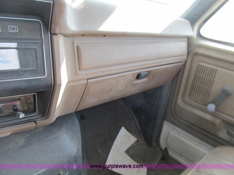 image for item B2796 1989 Ford F800 bucket truck