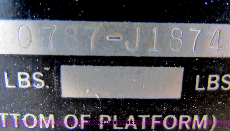 image for item B2796 1989 Ford F800 bucket truck