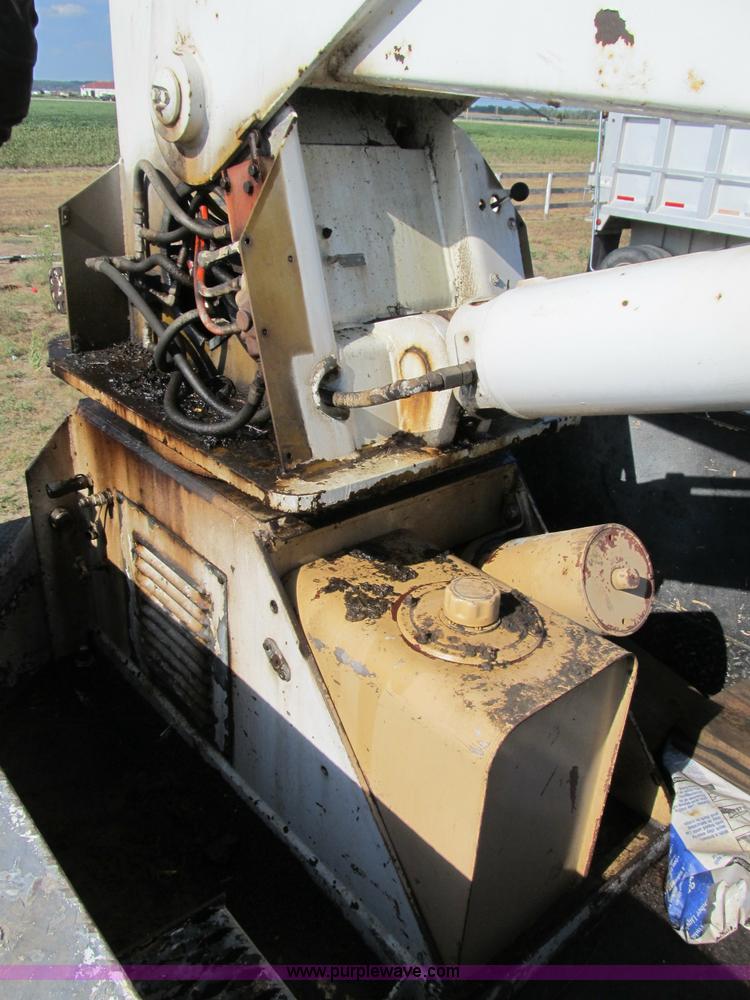 image for item B2796 1989 Ford F800 bucket truck