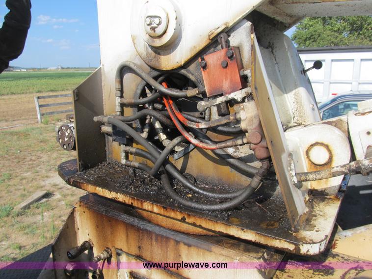 image for item B2796 1989 Ford F800 bucket truck