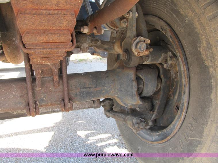 image for item B2796 1989 Ford F800 bucket truck