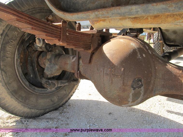 image for item B2796 1989 Ford F800 bucket truck