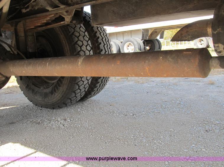 image for item B2796 1989 Ford F800 bucket truck