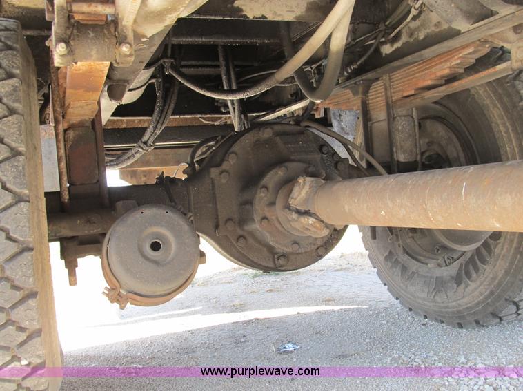 image for item B2796 1989 Ford F800 bucket truck