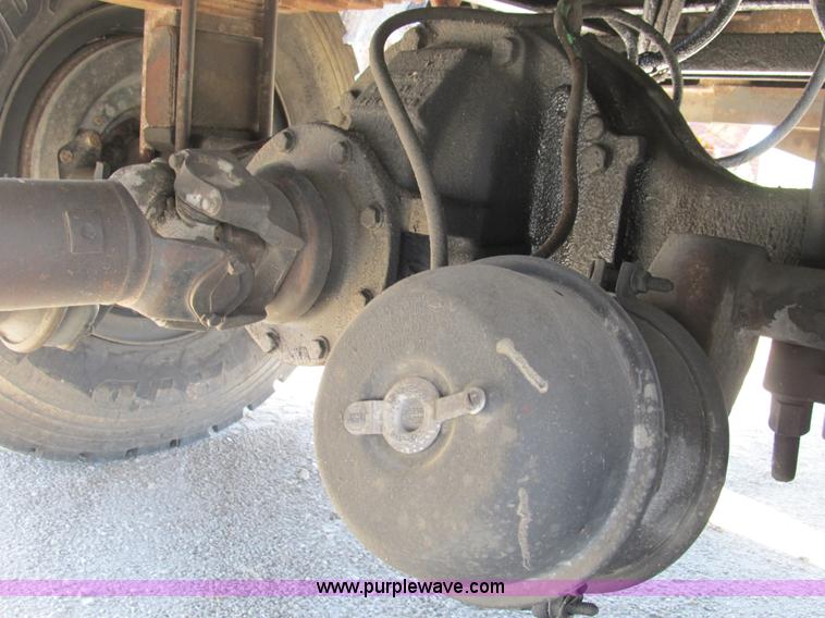 image for item B2796 1989 Ford F800 bucket truck
