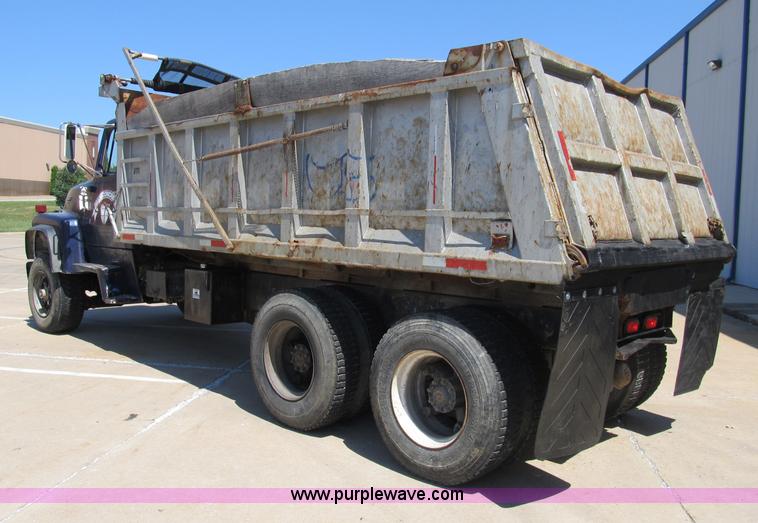 image for item B2797 1987 Ford LT8000 tandem axle dump truck