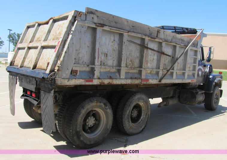 image for item B2797 1987 Ford LT8000 tandem axle dump truck