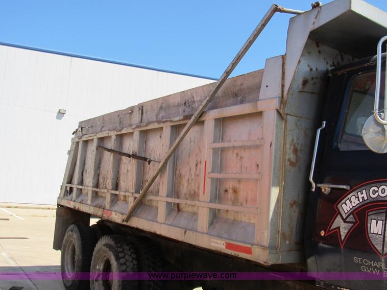 image for item B2797 1987 Ford LT8000 tandem axle dump truck