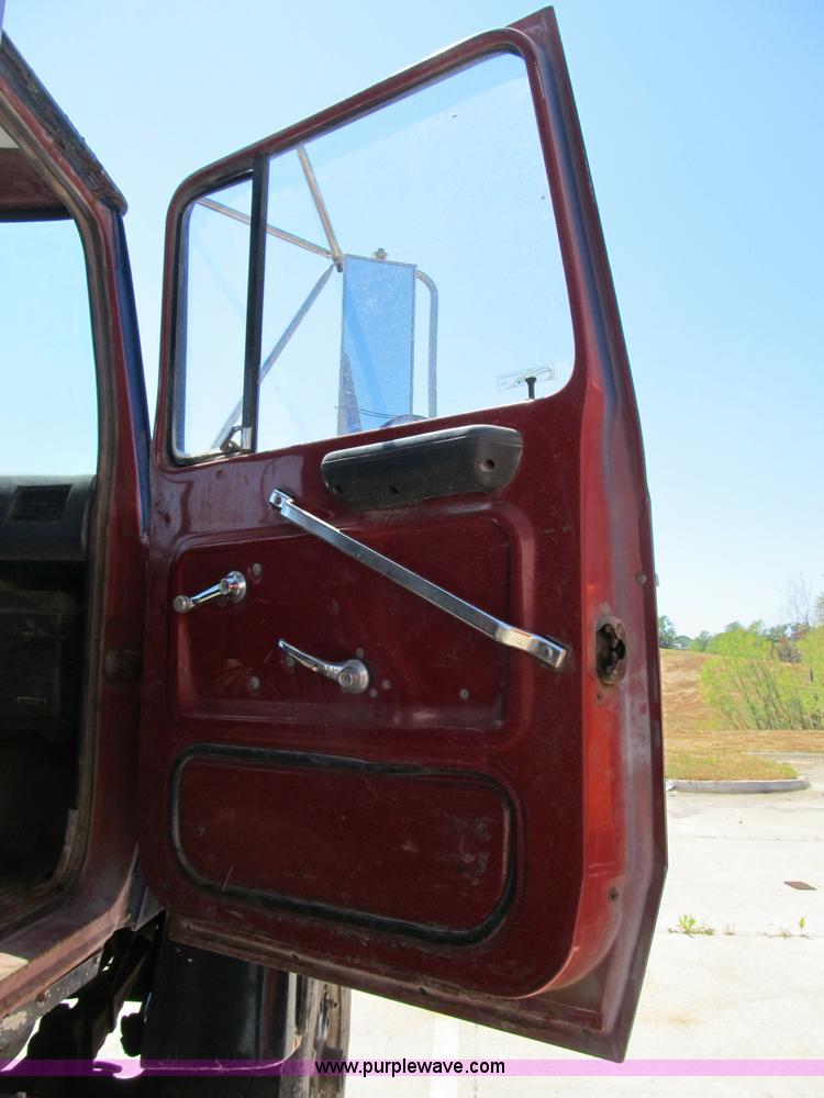 image for item B2797 1987 Ford LT8000 tandem axle dump truck