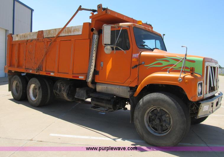 image for item B2798 1994 International 2554 tandem axle dump truck