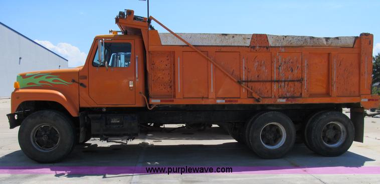 image for item B2798 1994 International 2554 tandem axle dump truck