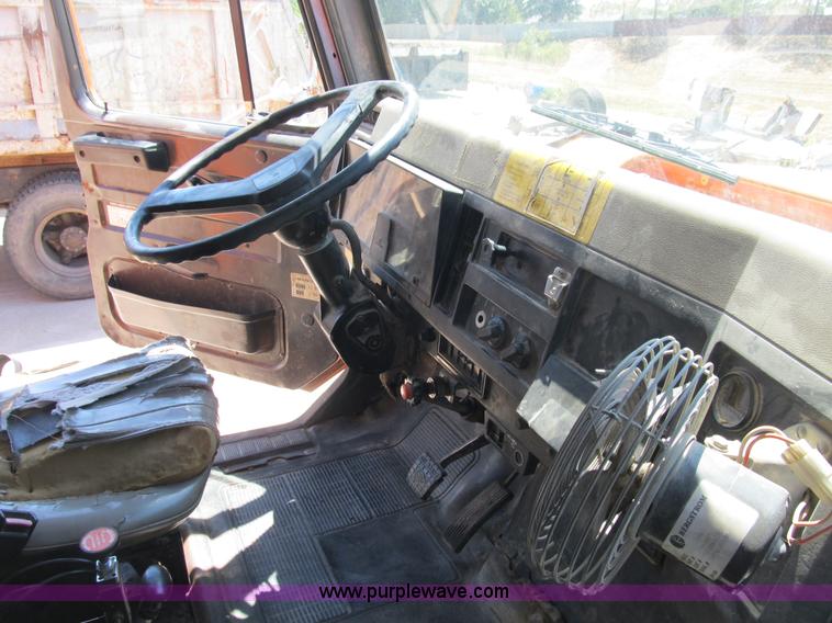 image for item B2798 1994 International 2554 tandem axle dump truck