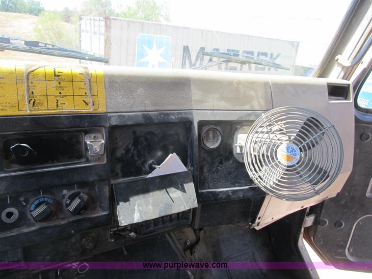 image for item B2798 1994 International 2554 tandem axle dump truck