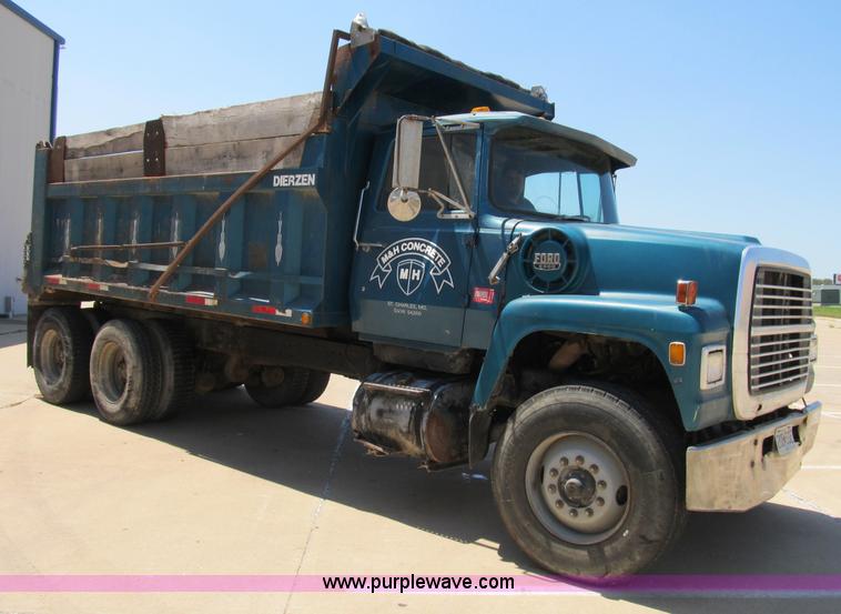 image for item B2799 1986 Ford LT9000 tandem axle dump truck