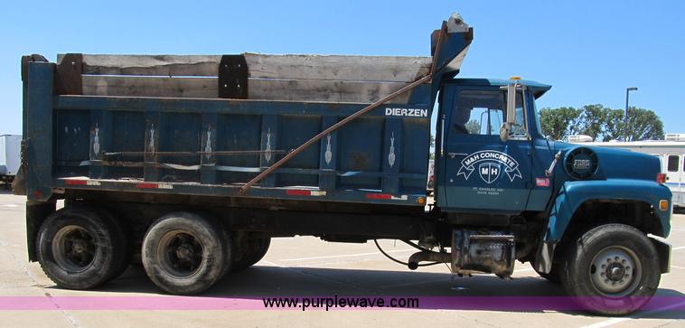 image for item B2799 1986 Ford LT9000 tandem axle dump truck
