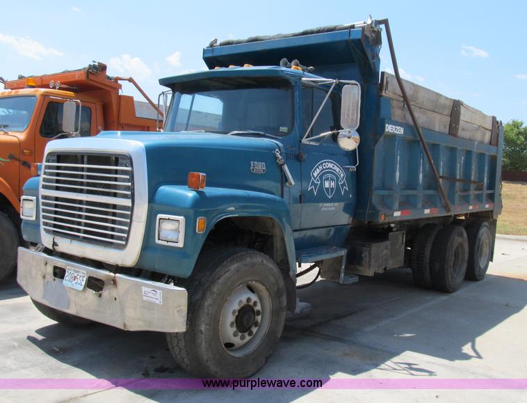 image for item B2799 1986 Ford LT9000 tandem axle dump truck