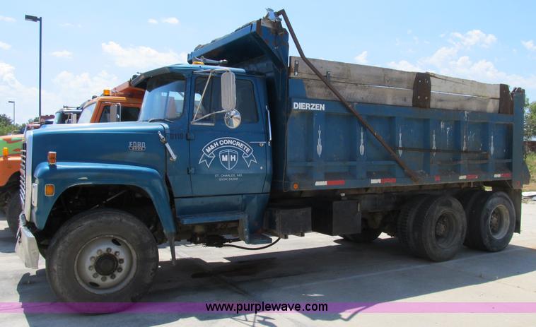 image for item B2799 1986 Ford LT9000 tandem axle dump truck