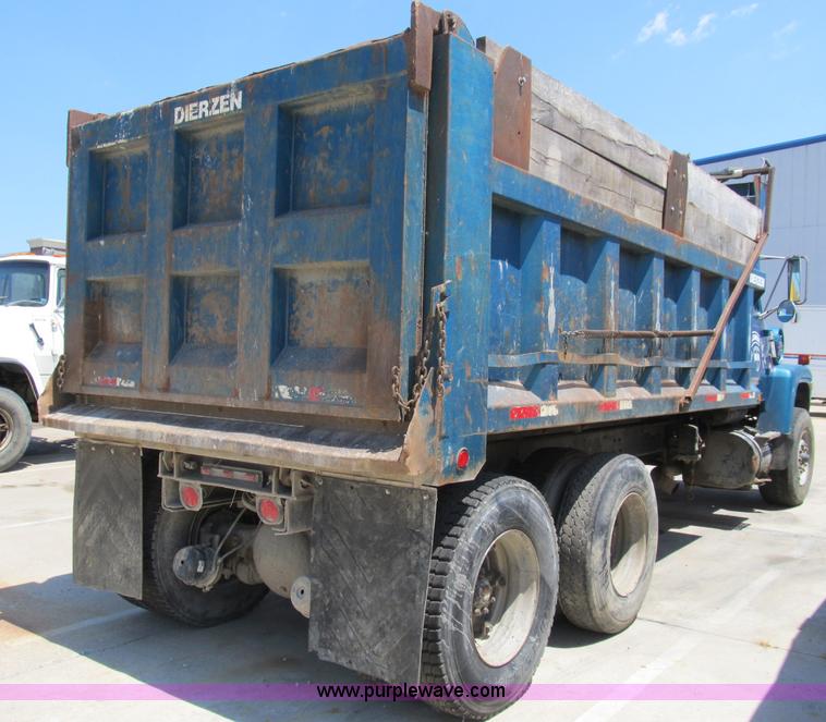 image for item B2799 1986 Ford LT9000 tandem axle dump truck
