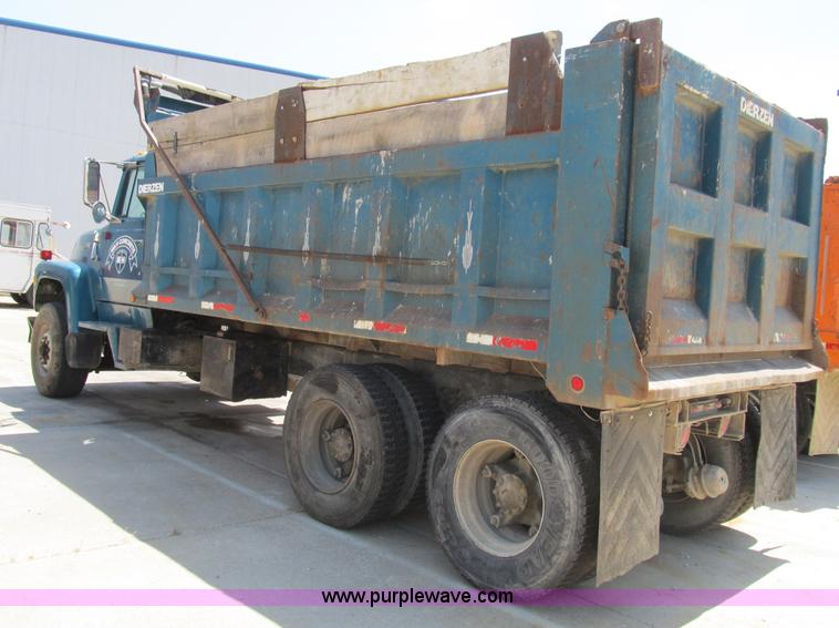 image for item B2799 1986 Ford LT9000 tandem axle dump truck