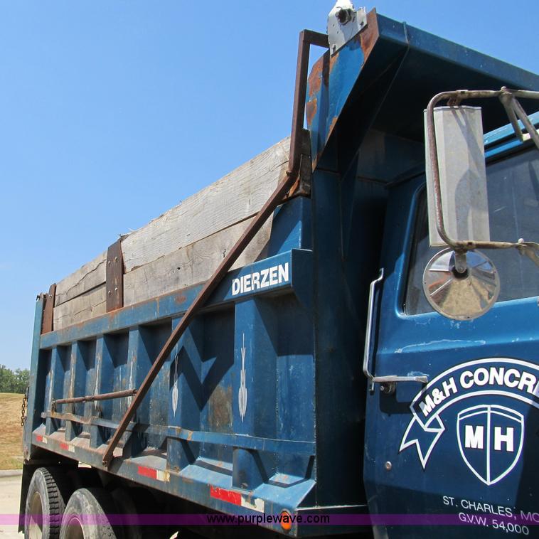 image for item B2799 1986 Ford LT9000 tandem axle dump truck