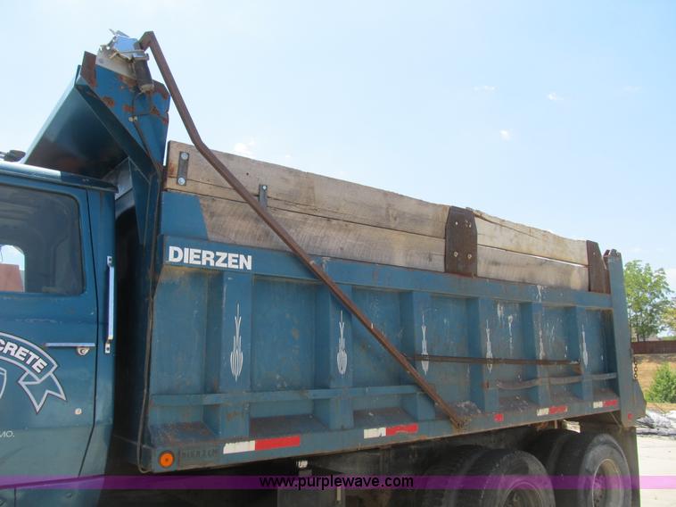 image for item B2799 1986 Ford LT9000 tandem axle dump truck