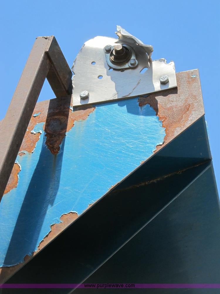 image for item B2799 1986 Ford LT9000 tandem axle dump truck