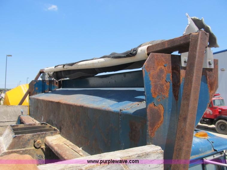 image for item B2799 1986 Ford LT9000 tandem axle dump truck