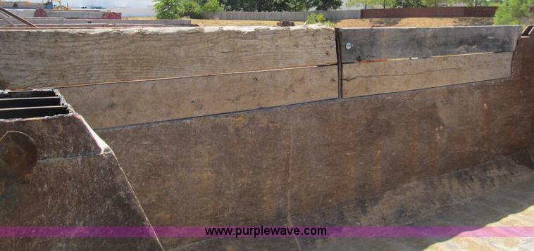 image for item B2799 1986 Ford LT9000 tandem axle dump truck