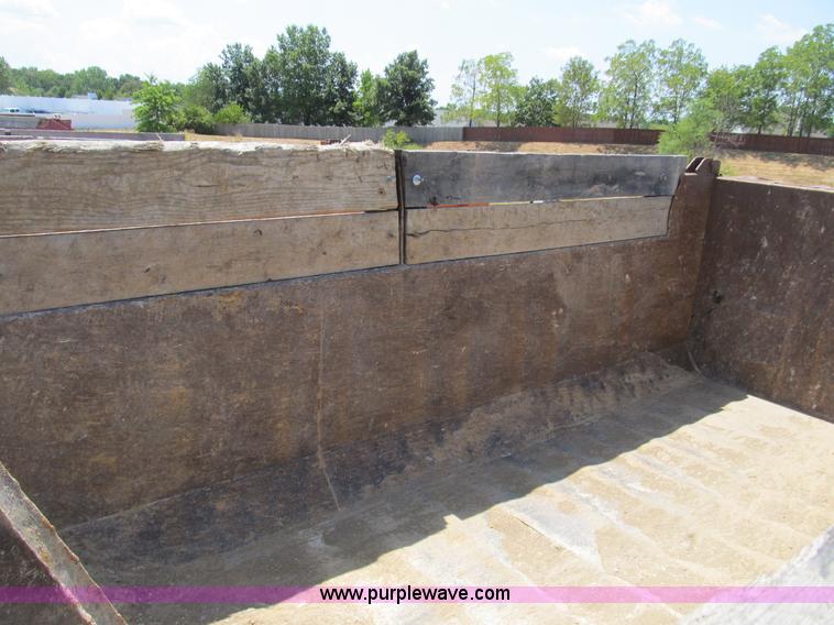 image for item B2799 1986 Ford LT9000 tandem axle dump truck