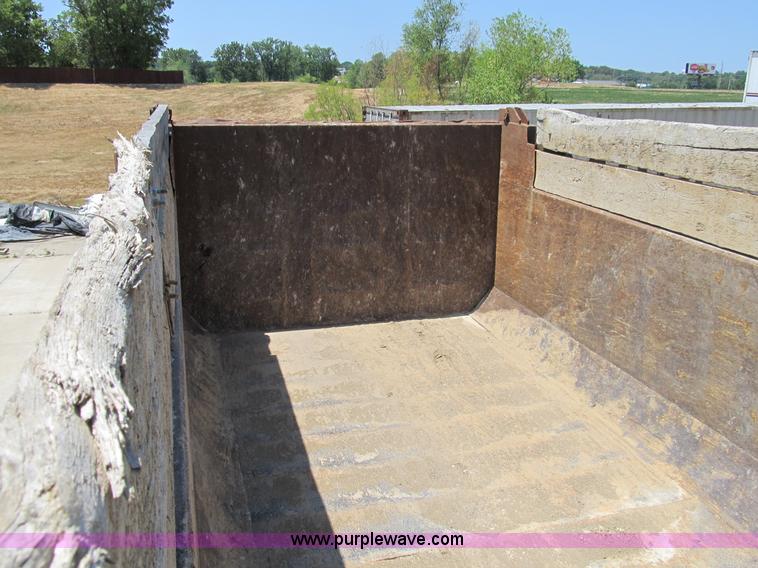 image for item B2799 1986 Ford LT9000 tandem axle dump truck