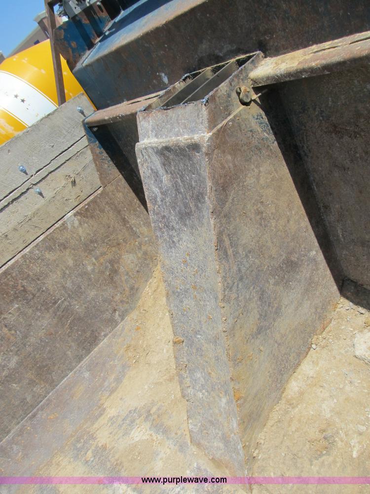 image for item B2799 1986 Ford LT9000 tandem axle dump truck