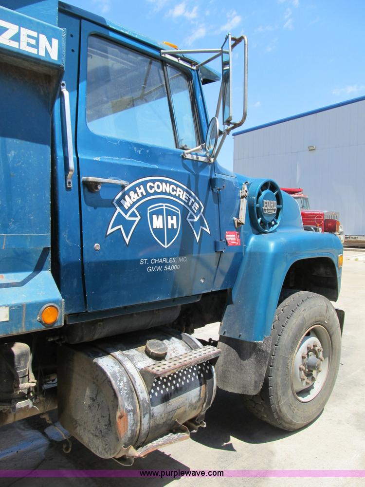 image for item B2799 1986 Ford LT9000 tandem axle dump truck