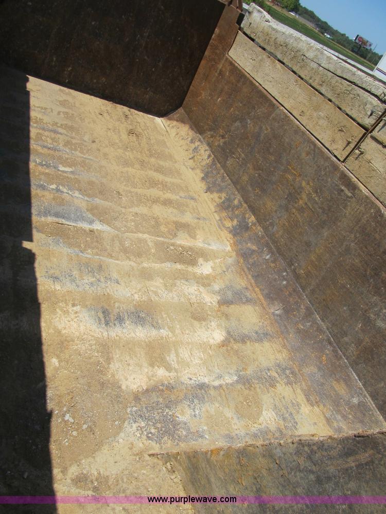 image for item B2799 1986 Ford LT9000 tandem axle dump truck