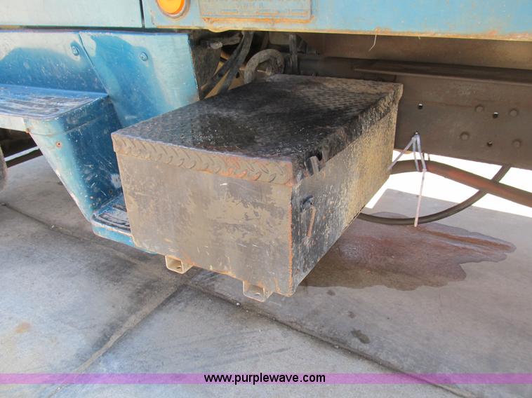 image for item B2799 1986 Ford LT9000 tandem axle dump truck