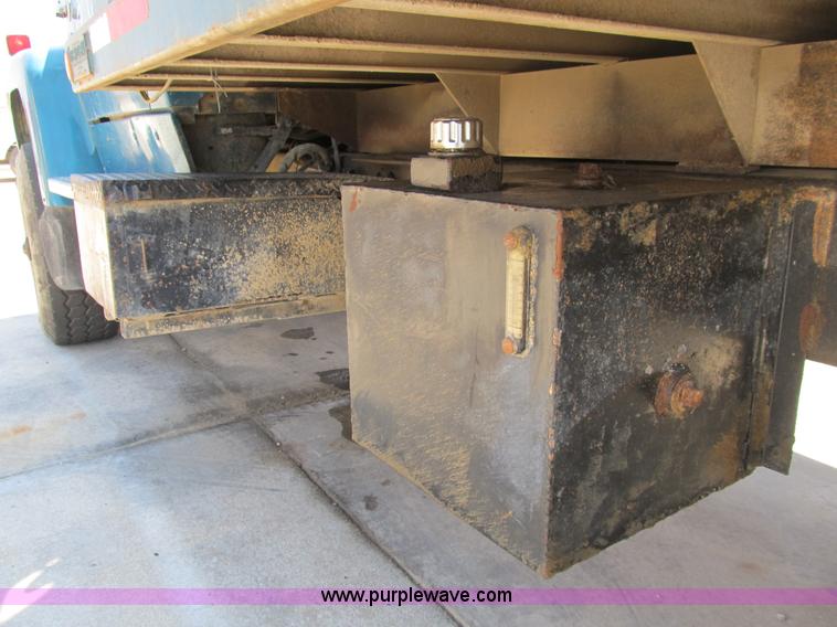 image for item B2799 1986 Ford LT9000 tandem axle dump truck