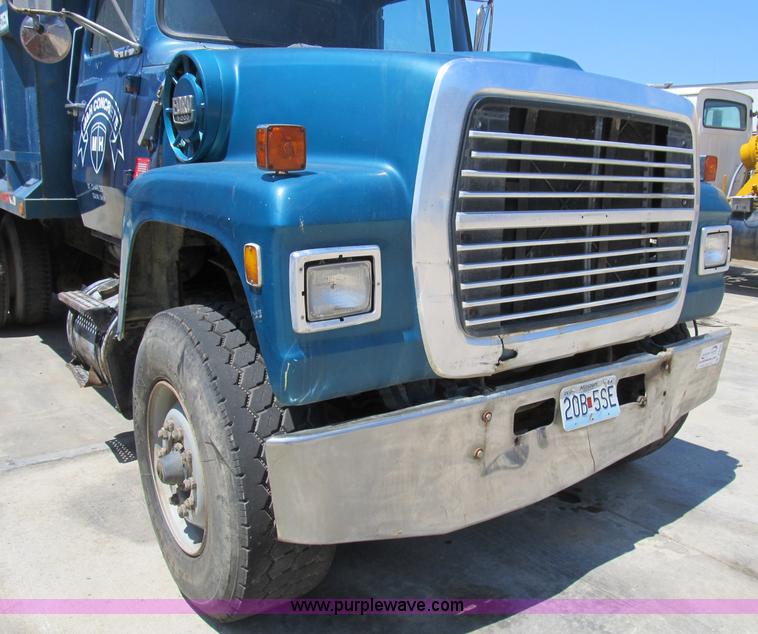 image for item B2799 1986 Ford LT9000 tandem axle dump truck