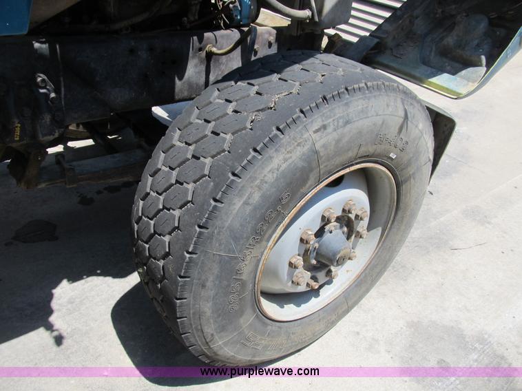 image for item B2799 1986 Ford LT9000 tandem axle dump truck