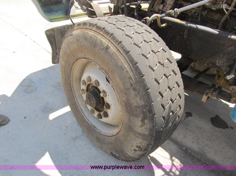 image for item B2799 1986 Ford LT9000 tandem axle dump truck