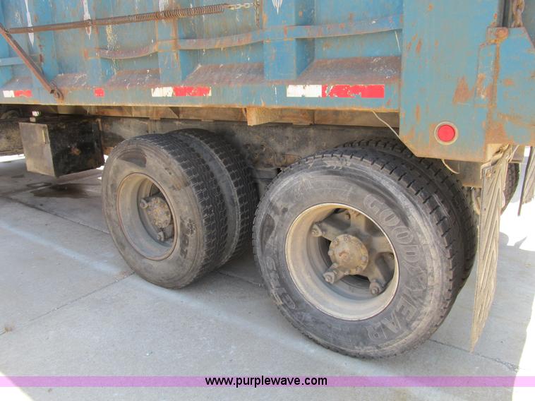 image for item B2799 1986 Ford LT9000 tandem axle dump truck