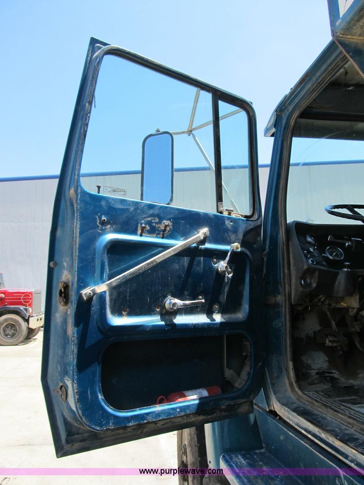 image for item B2799 1986 Ford LT9000 tandem axle dump truck