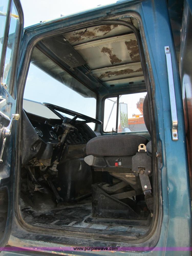 image for item B2799 1986 Ford LT9000 tandem axle dump truck