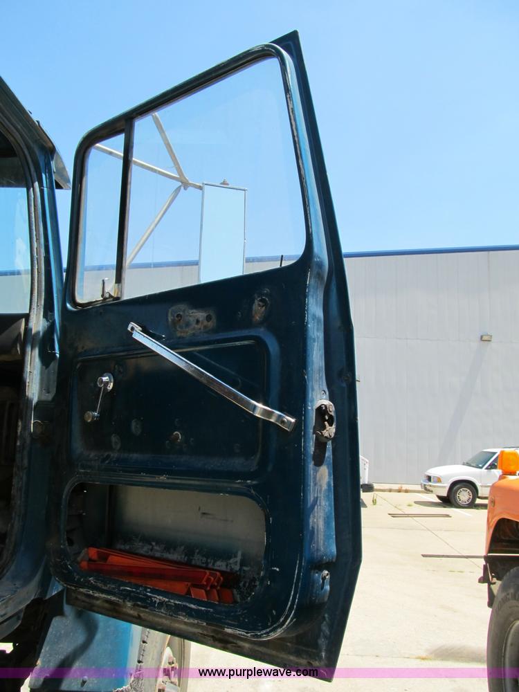 image for item B2799 1986 Ford LT9000 tandem axle dump truck