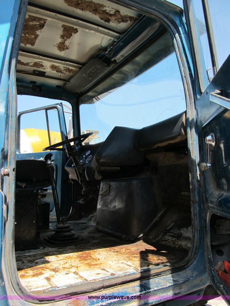 image for item B2799 1986 Ford LT9000 tandem axle dump truck
